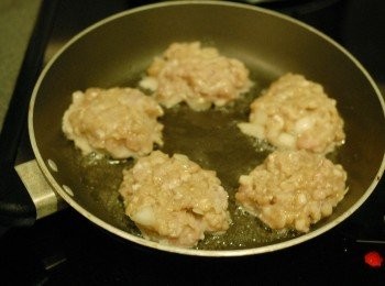 step2: 熱鑊後下油，用湯匙取豬肉，放入鑊內成小餅，用中火煎至肉餅全熟