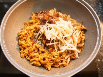 step5: 接著豬肉絲、木耳和筍絲炒熟。