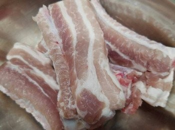 step1: 洗淨金沙骨，索乾水份，加【<span class="group_2">骨醃料</span>】醃30分鐘。