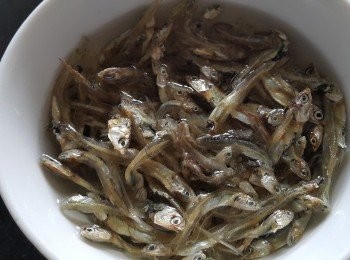 step1: 咸魚仔，浸泡後清洗