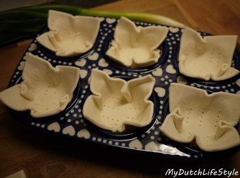 step4: 先將派餅通通輕巧服貼放入。