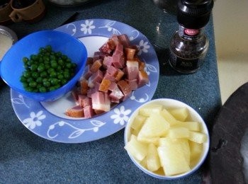 step1: 準備好各項材料:急凍青豆解凍後洗淨,煙鴨胸切粒,菠蘿切粒