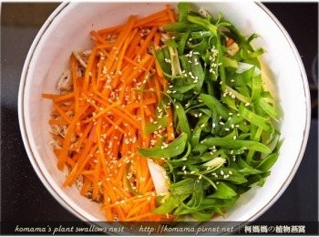 step5: 放入紅蘿蔔絲與青蔥絲，酌量添加醬油、白醋、辣油與芝麻等醬料後拌勻。