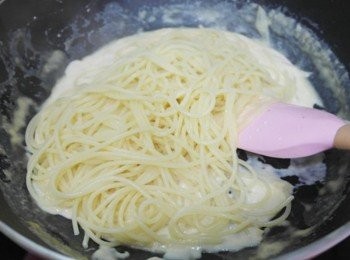 step7: 差不多煮到蝦子全熟步驟時麵條也差不多熟了!! 就可以把麵條放入起士醬中拌勻~~ 接著將麵條盛盤放上蝦子淋上些許醬汁即完成囉:)