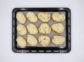 step4: 烤箱預熱至150度c,將小圓片一一排放在烤盤上。