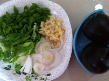 step2: 蔥切粒，蔥頭切片，皮蛋去殼用燒水燙一下。