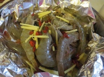step2: 虾洗净，把所有材料放锡箔纸里，水滚后放入锅里蒸，大火蒸5分钟。