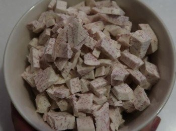 step1: 將芋頭切丁蒸熟備用（電鍋外鍋2-2.5杯水）