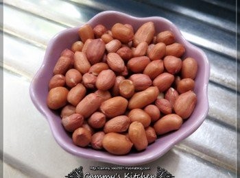 step1: 沖洗花生, 然後用150度焗香花生, 去衣, 待涼