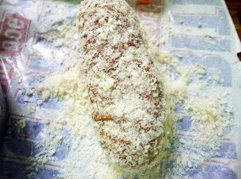 step3: 再裹上麵包粉(要輕輕按壓，讓粉均勻沾附在麵包上)