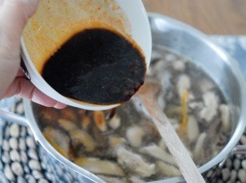 step2: 然後下調味料，再煮5分鐘