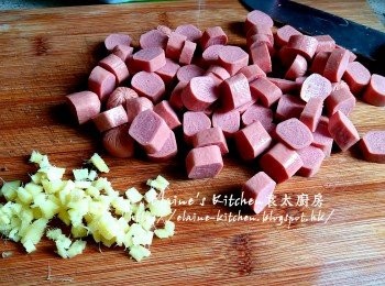 step5: 腸仔切粒 , 薑去皮切粒 , 午餐肉切粒 , 雜豆用水沖一沖洗及瀝乾