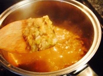 step4: 加入白酒, 鮮奶油液及蘋果泥均勻拌炒後 再加入鹽與胡椒 小火悶煮10~15分鐘