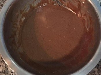 step5: 將低粉和可可粉篩入牛奶蛋黃液中；不要同方向的攪拌，下手輕快拌勻，蛋黃糊完成。