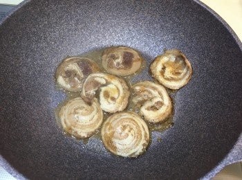 step1: 中火下油, 先略炒叉燒