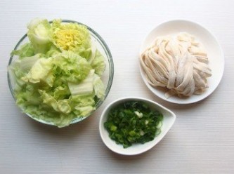 step8: 同場加映~【魷魚羹麵】:準備油麵(或手工麵亦可)及青菜和香菜。