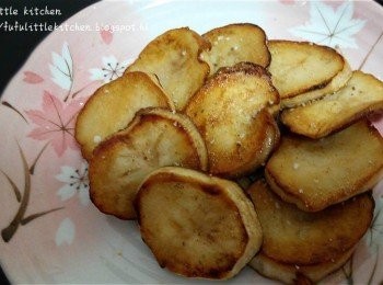 step3: 煎至兩面金黃後盛起，撒上海鹽即可食用。