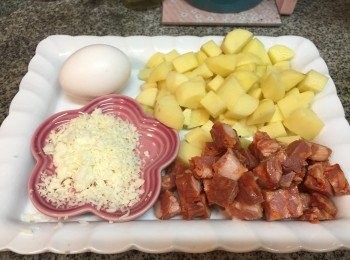 step1: 薯仔去皮切小粒, 腸切小粒