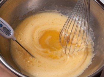 step3: 在蛋裡加入細砂糖混合之後，隔水加熱至40℃，讓砂糖溶化。加熱後較不易生成麩質，蛋糕質地也比較不容易變硬。(砂糖一定要完全溶化，以免有顆粒殘留在麵糊中。)