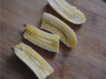 step10: 再縱向剖開，一個香蕉分為四份。
