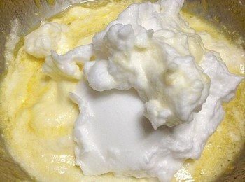 step8: 烤箱預熱到攝氏180度，將步驟7.加入步驟5.。