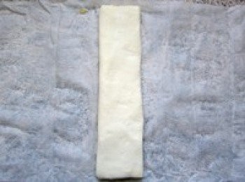 step4: 沿著中線再對折，呈一個長條。此時酥皮已經開始軟化，可放置冰箱15-20分鐘使之硬化。