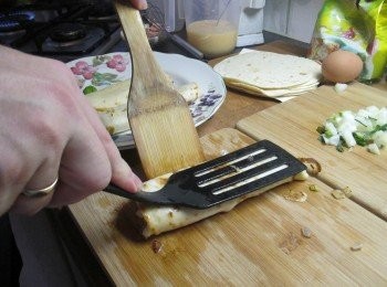 step6: 隨即往內側捲起，稍壓平好讓餅皮與蛋服貼。