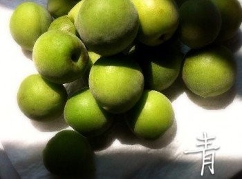 step1: 先將買回來既青梅洗淨澀乾水份並須放在陽光底下略為曬一會