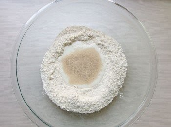 step2: 注入麵粉，中間放入牛奶然後再放入酵母。
