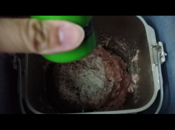 step5: 當肉碎攪至起膠時(約需10-20分鐘), 加入調味料拌勻。
Add the seasoning when the meat stirred for about 10-20 minutes. Keep on stirring until the meat and seasoning are mixed well.