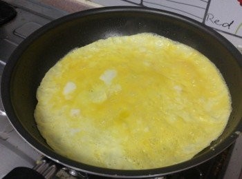 step11: 易潔鑊掃油燒熱， 將半份蛋漿倒入，煎至9成熟蛋皮