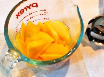 step2: 芒果切丁，邊邊角角的部分用食物調理棒打成泥（可依甜度加糖漿調味）