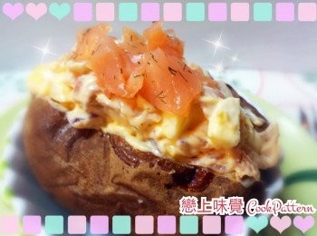 step7: 最後將煙三文魚粟米沙律，加入熟透的焗薯即可。