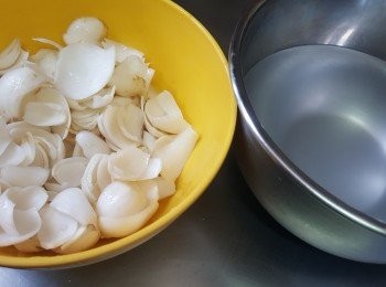 step3: 新鮮百合洗淨備用；椰子水隔渣備用