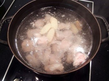 step2: 排骨烹煮時間較長(約40分鐘),所以先將薑片及排骨做燉煮。