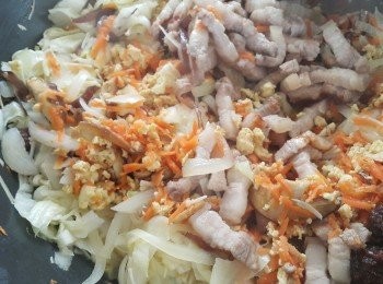 step4: 後依序放入<span class="group_1">食材</span>拌炒至熟最後將步驟二到入以及調味包與沙茶醬提升風味~加入少許水拌勻即可喔