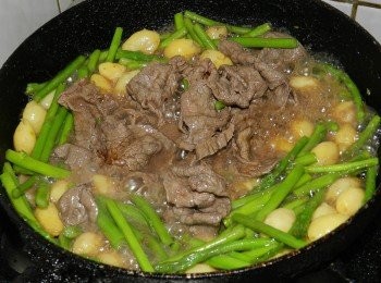 step6: 加一大匙水，最後使用李錦記舊庄特級蠔油與其他調味料調味後起鍋