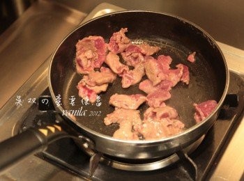 step2: 用油過一下牛肉至五分熟