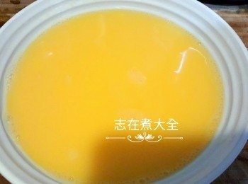 step3: 雞蛋順一個方向打勻，加入220ml蜆水拌勻