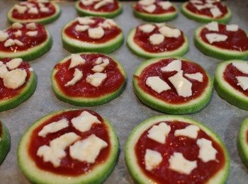 step2: 排翠玉瓜在焗盤上，塗上茄醬，用手分開芝士放在上; 焗爐預熱180度焗8至10分鐘至芝士溶化