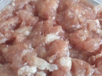 step1: 免治豬肉加入<span class="group_2">調味</span>料醃15分鐘。