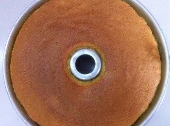 step5: 從烤箱取出拿出馬上倒扣，待冷即可脫模取出蛋糕。