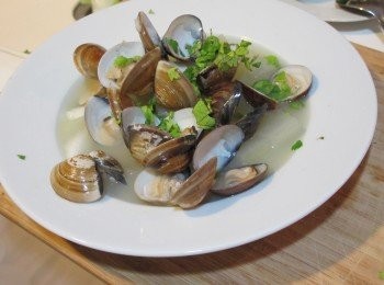 step4: 中火蒸20分鐘，撒上香菜即完成，完成時會從冬瓜生出很多湯汁，切記要用有凹槽的盤子來蒸。