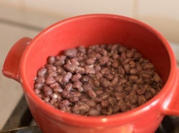 step12: 紅豆蓉部份:
於小鍋或鑊中，倒紅豆，加入150 毫升清水，開中細火煮，不用蓋上蓋子