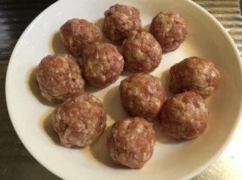 step2: 洋蔥切粒，加入絞肉內並用調味料，順時針攪均醃15分鐘；