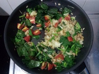 step3: 用中高火燒熱平底鍋. 撒上約2茶匙橄欖油. 先炒香洋蔥, 變金黃後加入菇蒂, 菠菜, 車厘茄, 薯仔翻炒至熟. 約5分鐘.