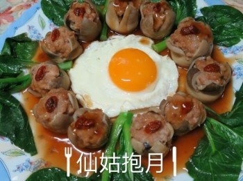 step7: 雞蛋煎成太陽蛋,蛋放於碟中間作拌碟,已蒸好的草菇圍在蛋邊,將芡汁淋上草菇上即可