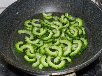 step1: 山苦瓜去籽切片，入熱水煮5分鐘左右，撈起備用