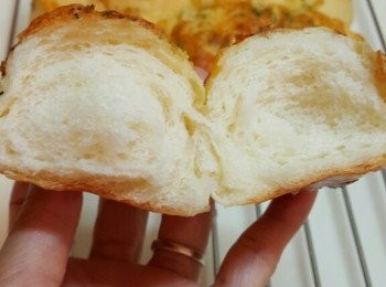 step1: 將<span class="group_3">材料</span>A)放入麵包機搓成團,,約數分鐘即可!!在麵包桶蓋上保鮮紙及濕布,,放入雪櫃約45分鐘