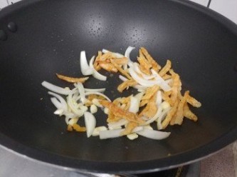 step4: 燒熱油將蒜粒爆香，然後下蝦乾及洋蔥絲爆炒
